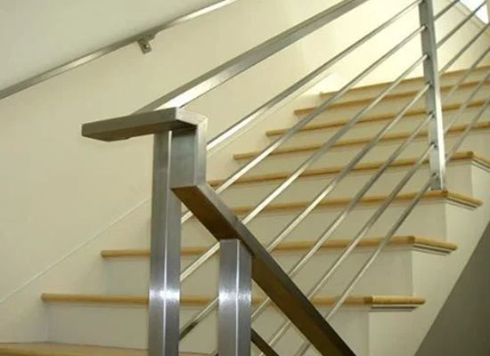 Garde-corps et rampes d'escaliers en aluminium